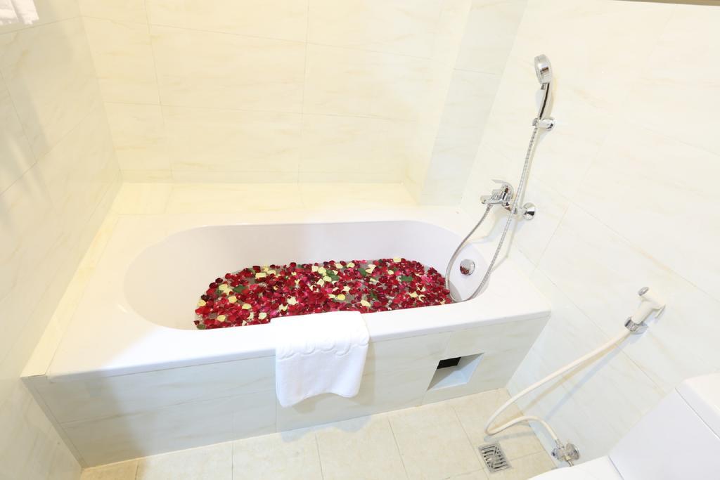 Hotel Royal King Янгон Екстериор снимка