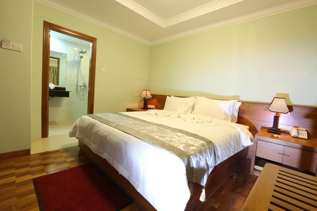Hotel Royal King Янгон Екстериор снимка
