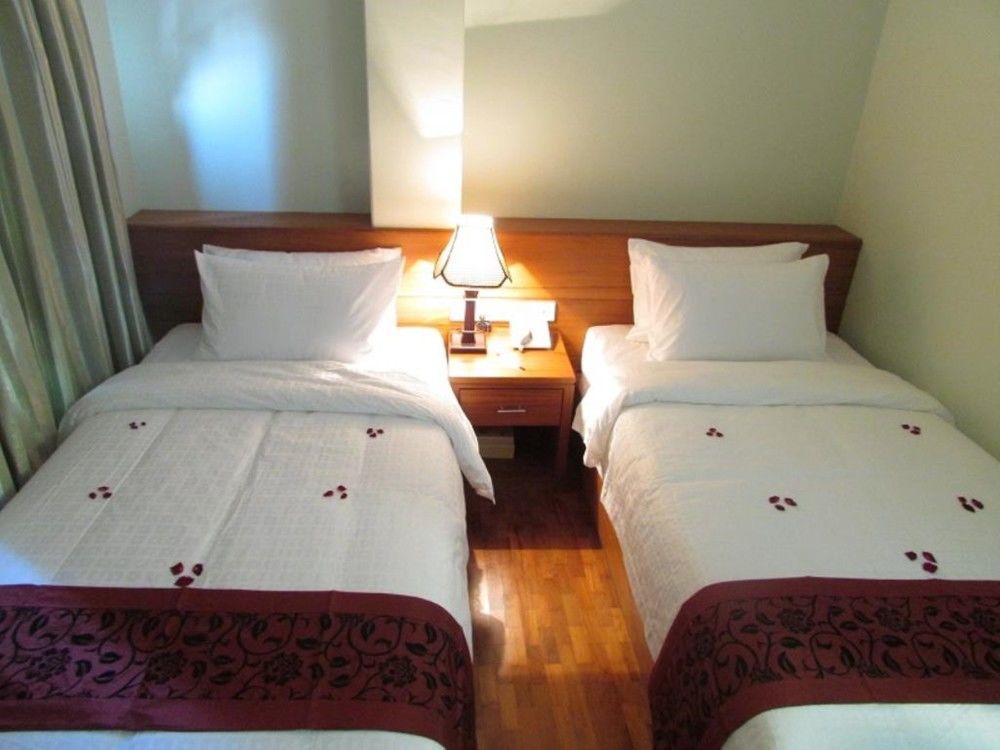 Hotel Royal King Янгон Екстериор снимка